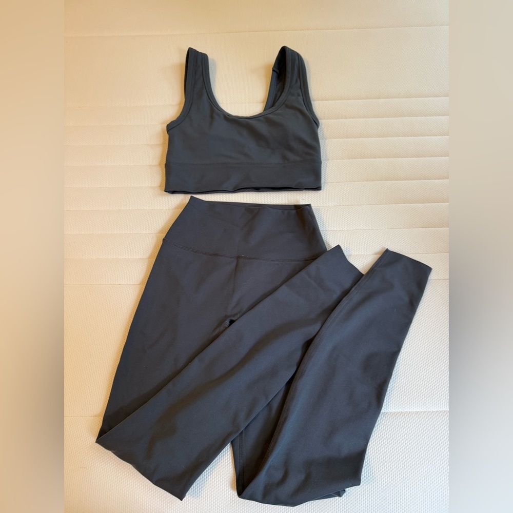 Gray Athletic Sports Bra and High-Waist Leggings Set